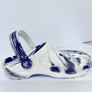 Unisex crocs. Size 4 for Men. Size 6 for women